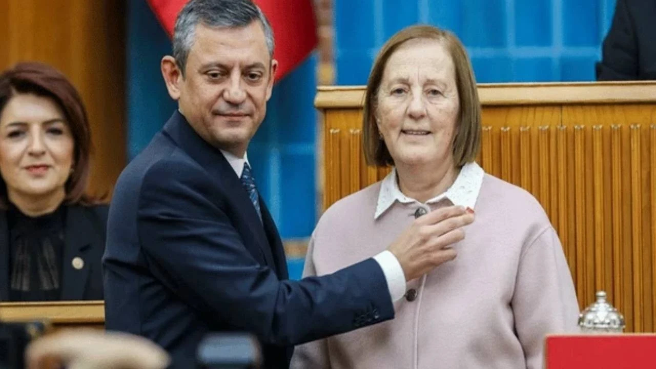 Özgür Özel'e hemşehrisinden hayal kırıklığı! Rozetini elleriyle takmıştı: AK Parti'ye mi gecekecek?