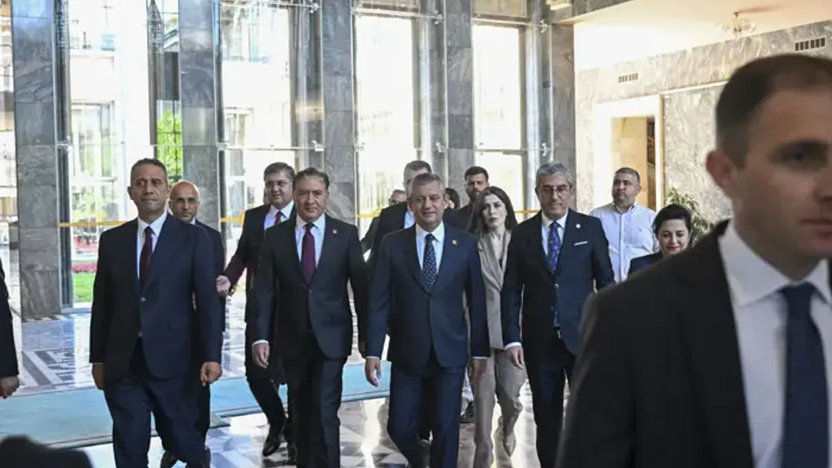 Özgür Özel CHP'ye veda etti! Yeni partiye hangi isimler geçecek? Liste belli oldu