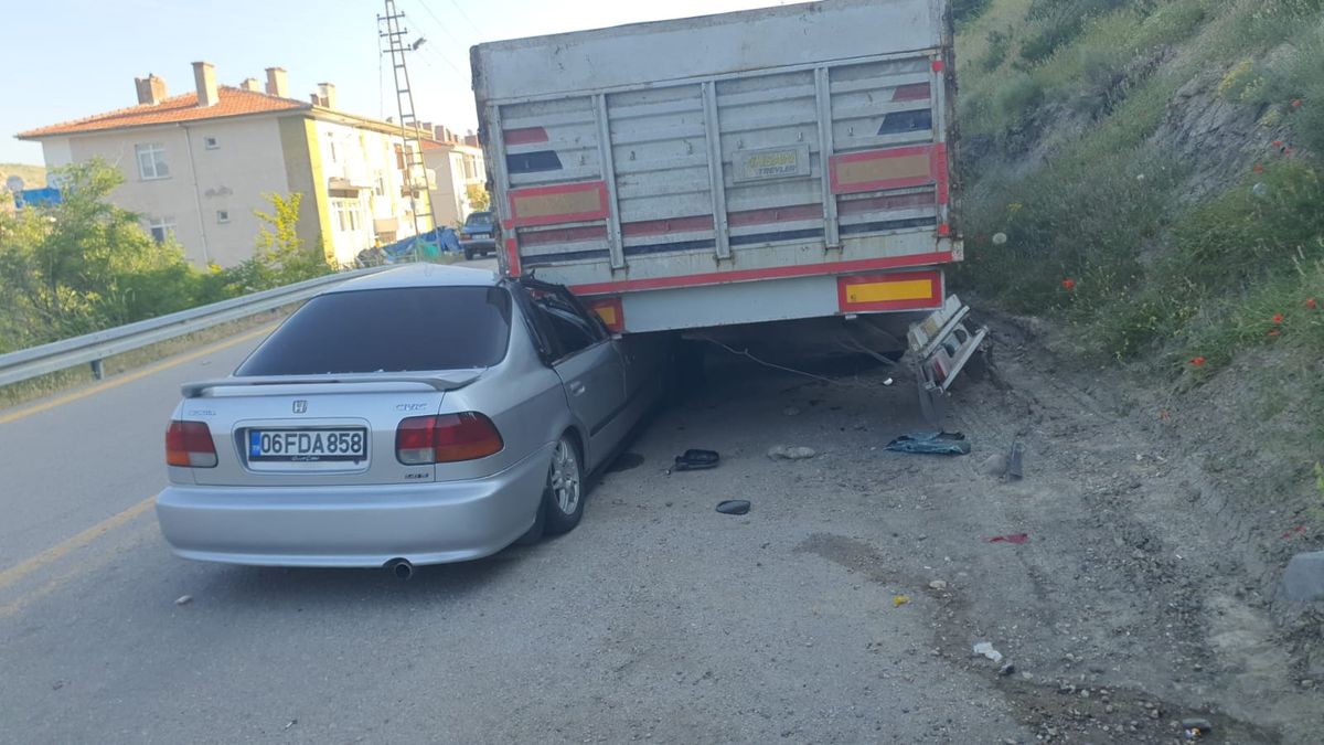 Beypazarı'nda TIR'a Arkadan Çarpan Otomobilde 4 Kişi Yaralandı