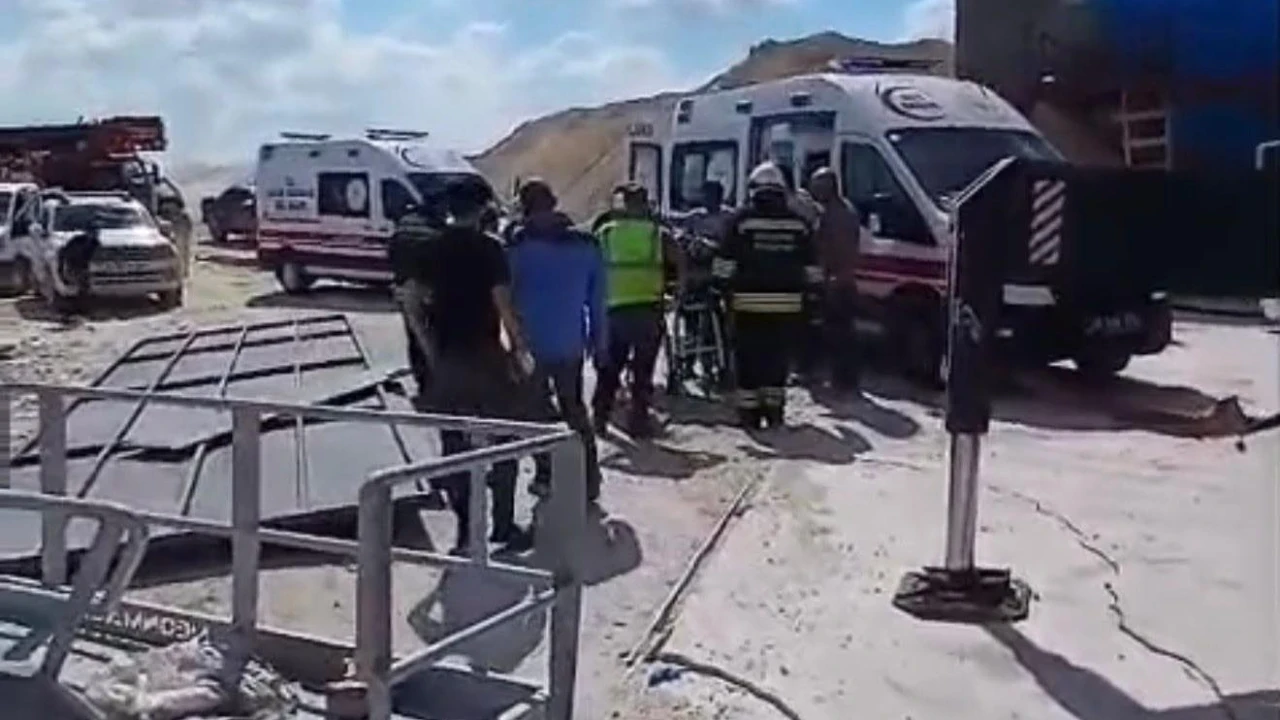 Taş kırma kuyusuna düşen 2 işçi yaralandı