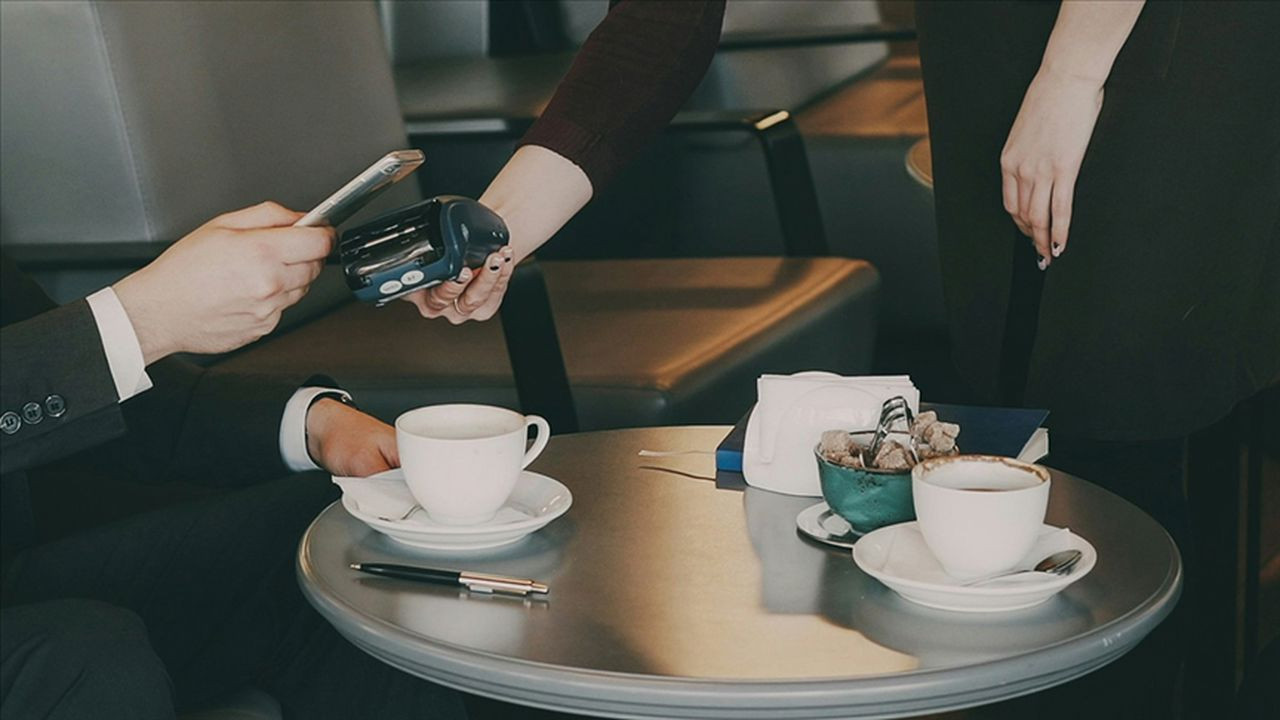 Ticaret Bakanlığı'ndan servis ücreti uyarısı! Mevzuata uymayan restoranlar affedilmiyor