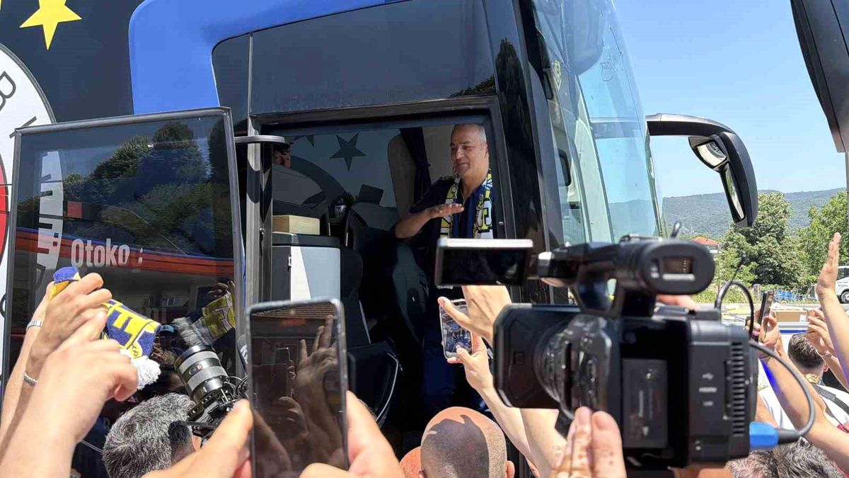 Fenerbahçe'ye Düzce'de coşkulu karşılama