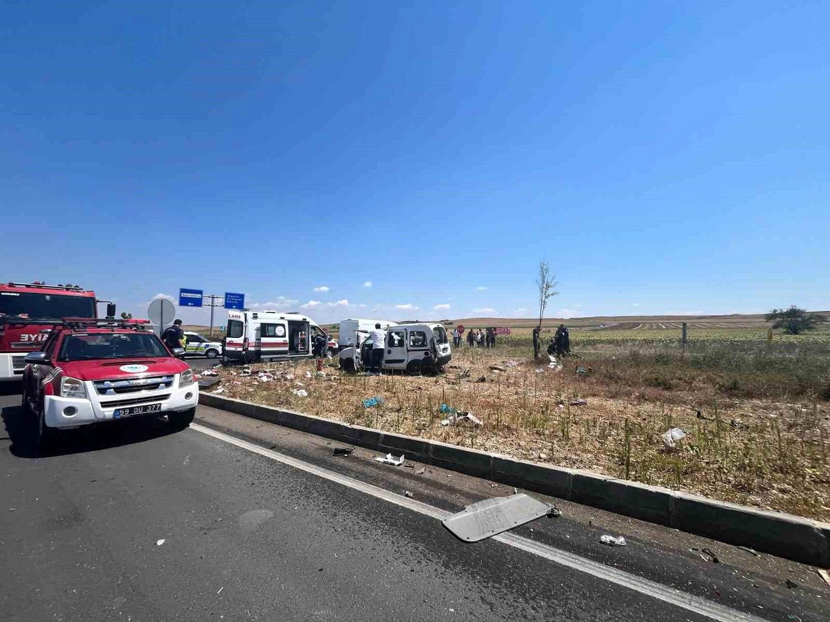 Tekirdağ'da kamyon ile otomobil çarpıştı: 2 ölü, 3 yaralı