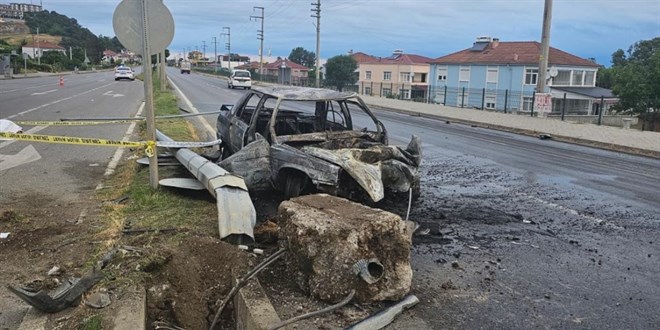 Samsun'da otomobil aydınlatma direğine çarptı: 1 ölü, 1 yaralı