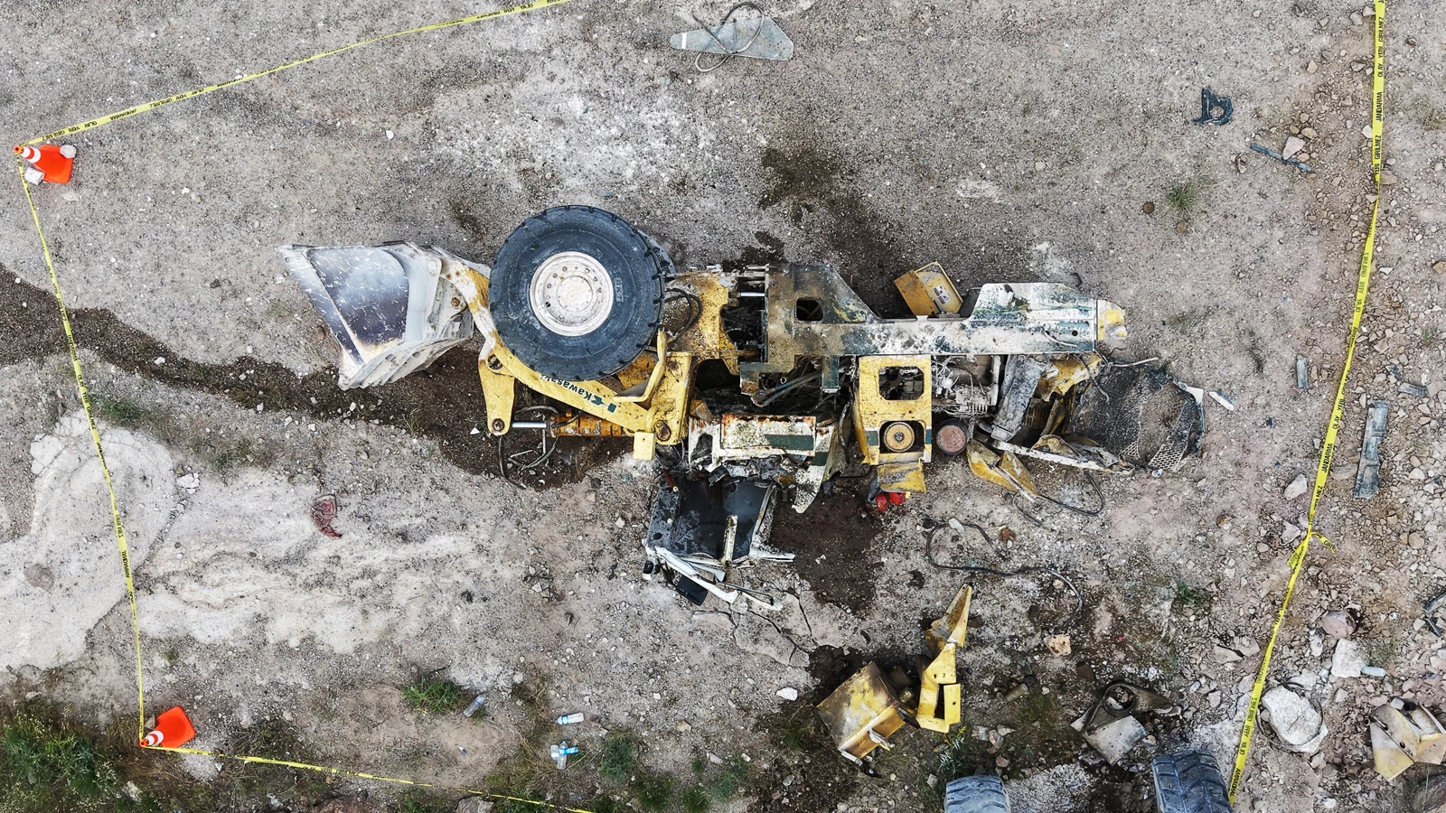 İş makinesi 20 metrelik uçurumdan yuvarlandı