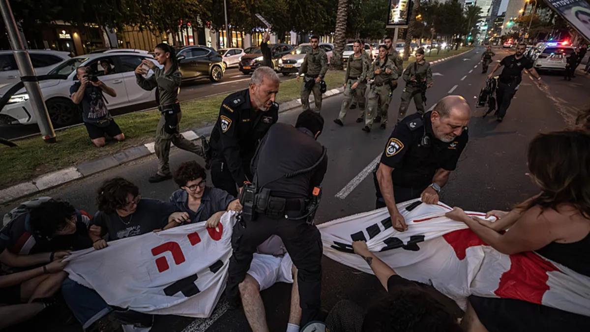 İsrail polisinden sert müdahale: Protestoculara yaka paça gözaltı