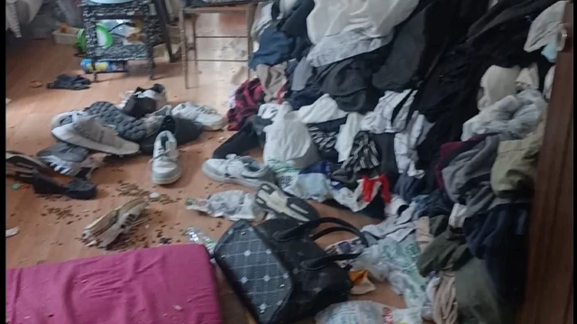 Kötü koku sonrası girilen evden 1 ton atık çıkarıldı