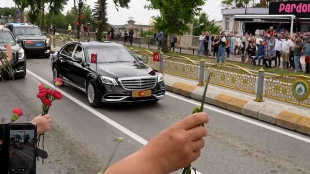 Cumhurbaşkanı Erdoğan Edirne’de karanfiller ve bayraklarla karşılandı