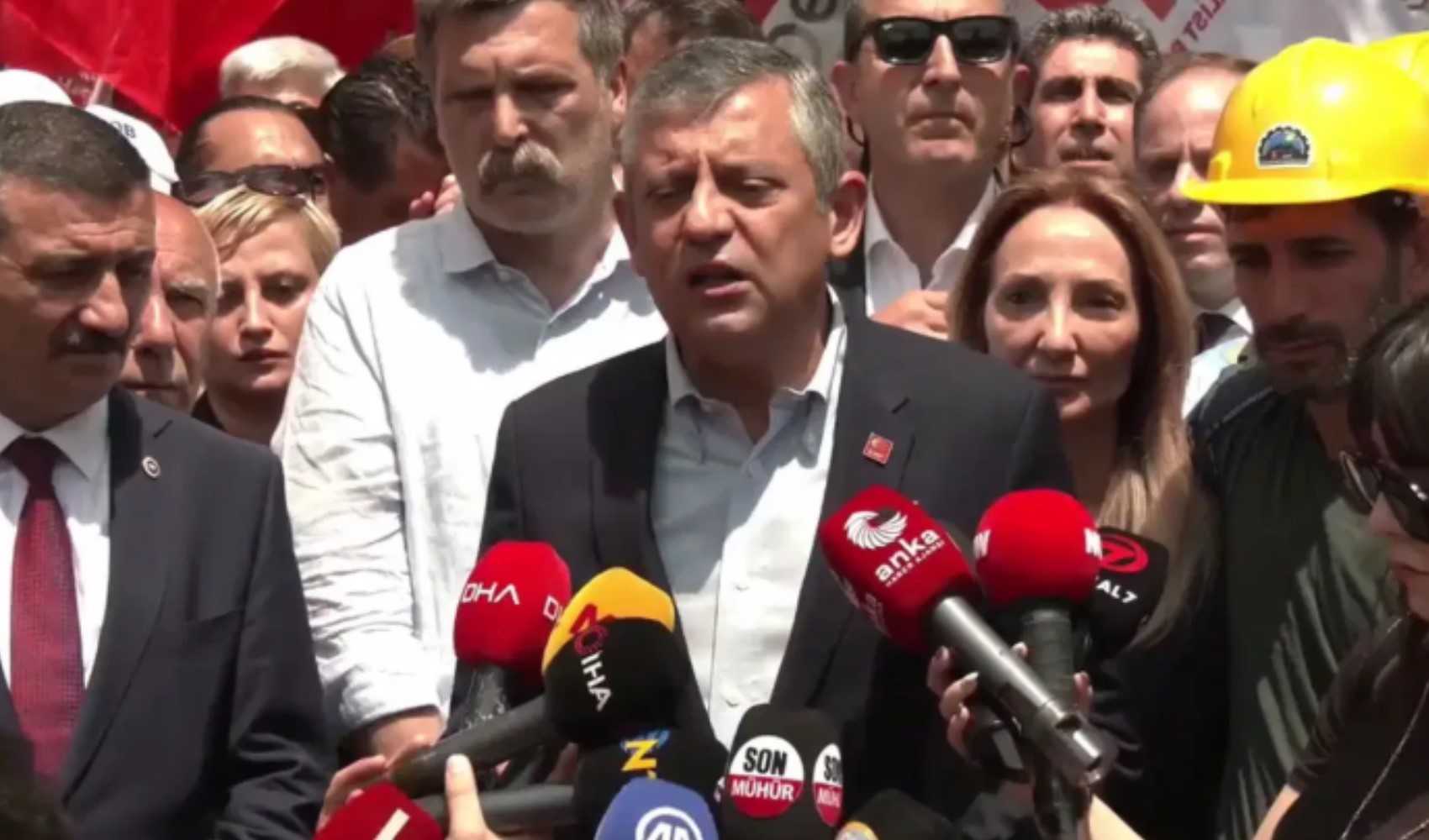 Özgür Özel'den madencilere destek
