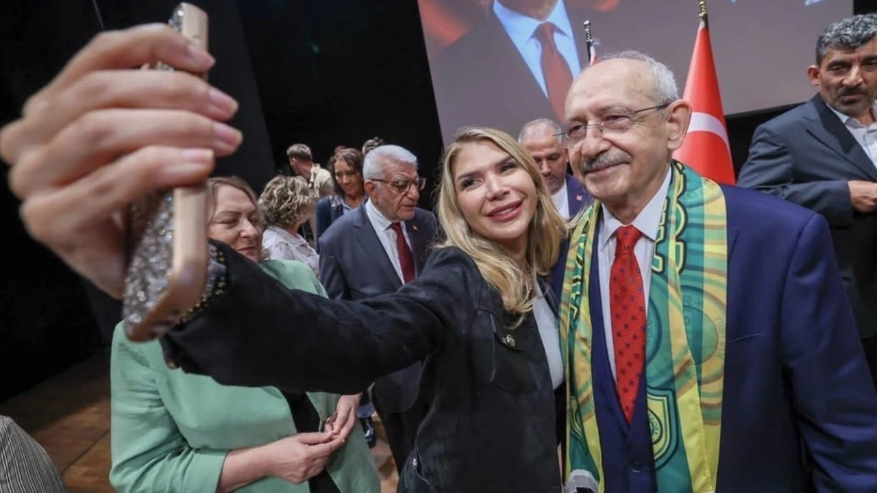 Figüran değil ama dikkat çekti... Kılıçdaroğlu’yla özçekim yapan kadın kumpas iddiaları ile gündemdeydi