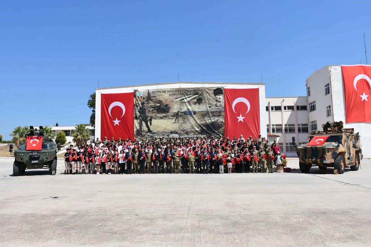 Türk Kara Kuvvetleri'nin 2235'inci Yıl Dönümü İzmir'de Törenle Kutlandı