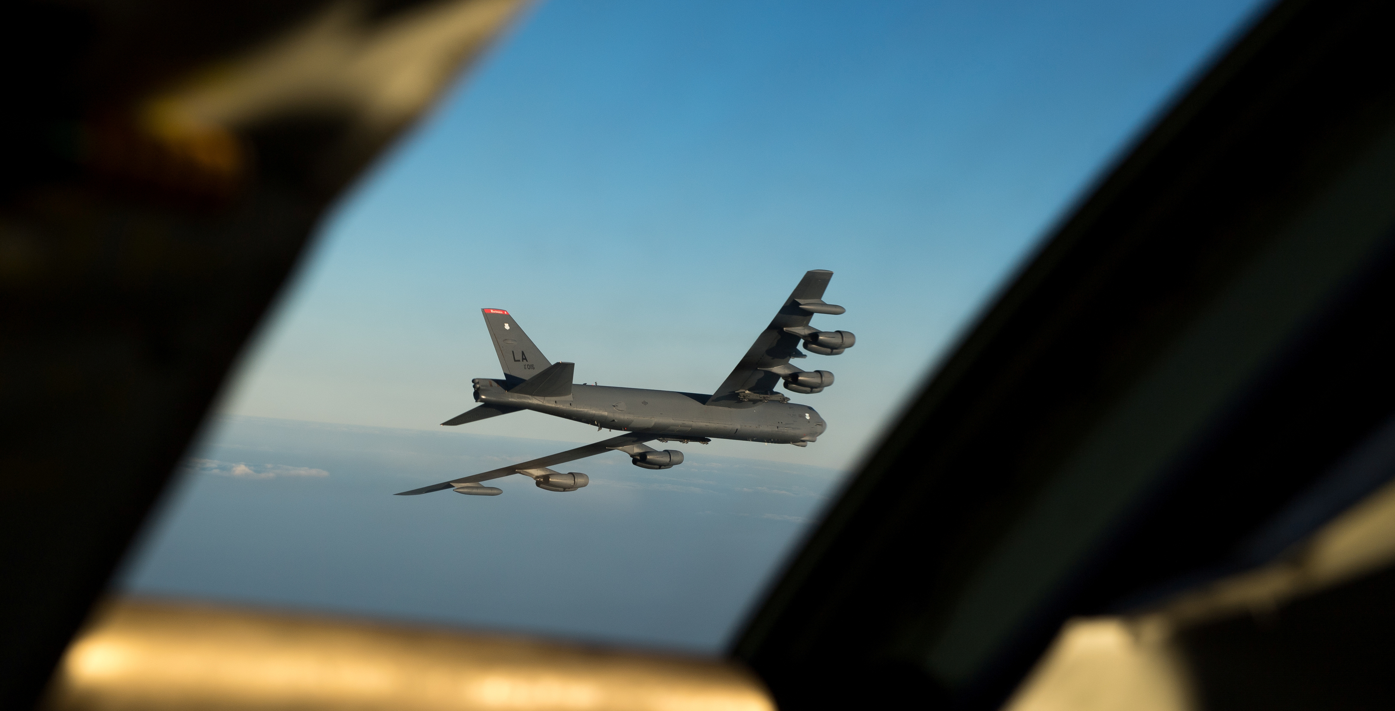 ABD’de B-52 bombardıman uçağı düştü. 8 mürettebat hayatını kaybetti