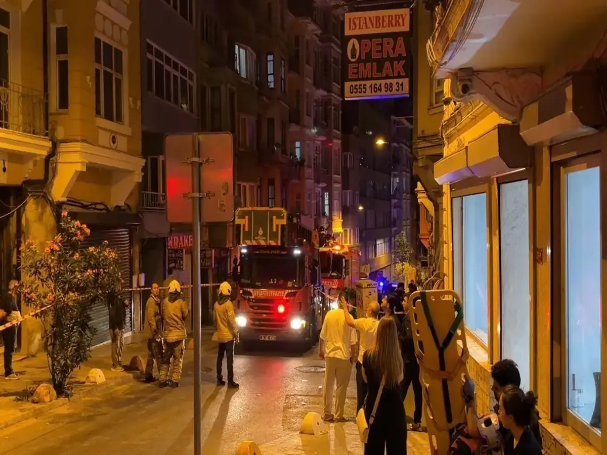 Beyoğlu'nda bodrum katında duvar çöktü: Bina tahliye edildi