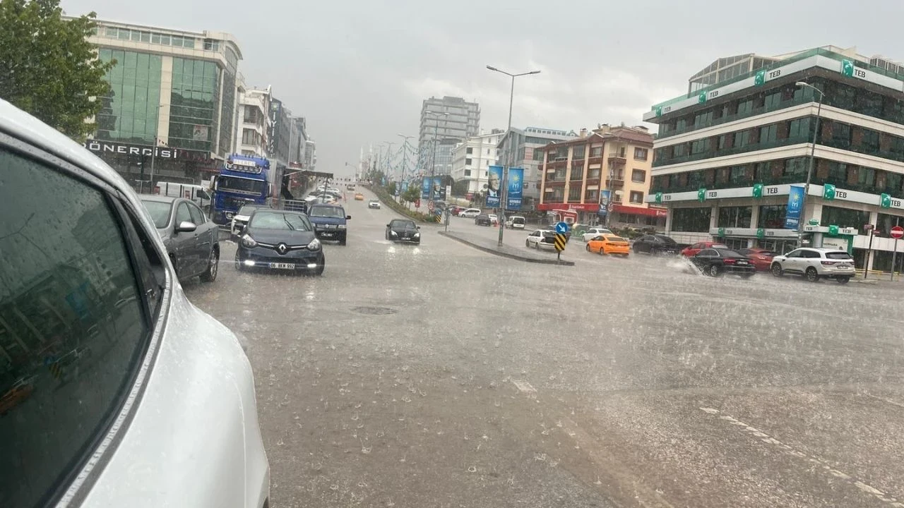 Ankara'da sağanak! Yollar göle döndü, trafik kilitlendi