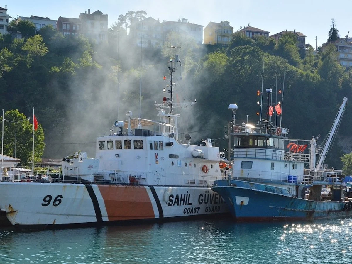Karadeniz'de saldırıya uğrayan Türk balıkçıları kurtaran tekne İnebolu'ya getirildi