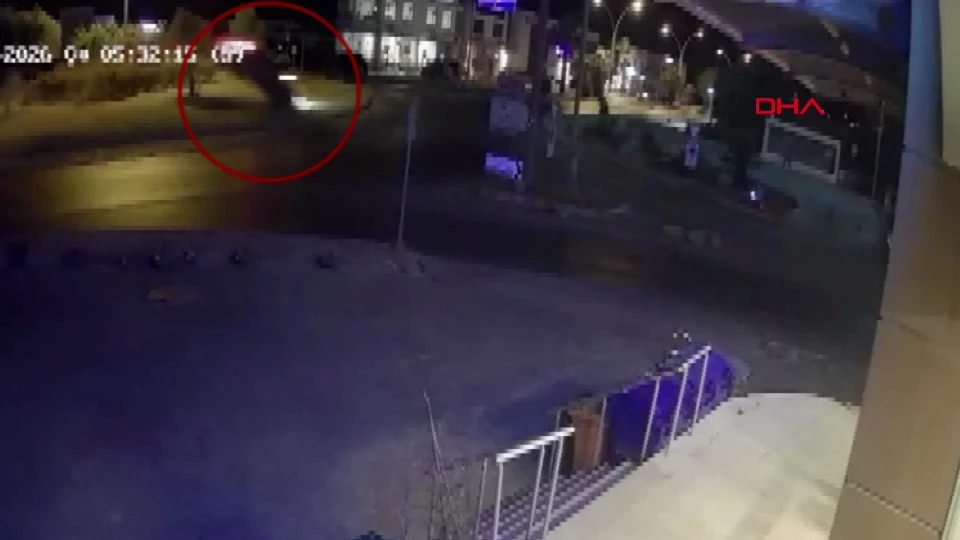 Bitez Kavşağı'nda Araç Takla Attı: Olay Anı Kameraya Yansıdı