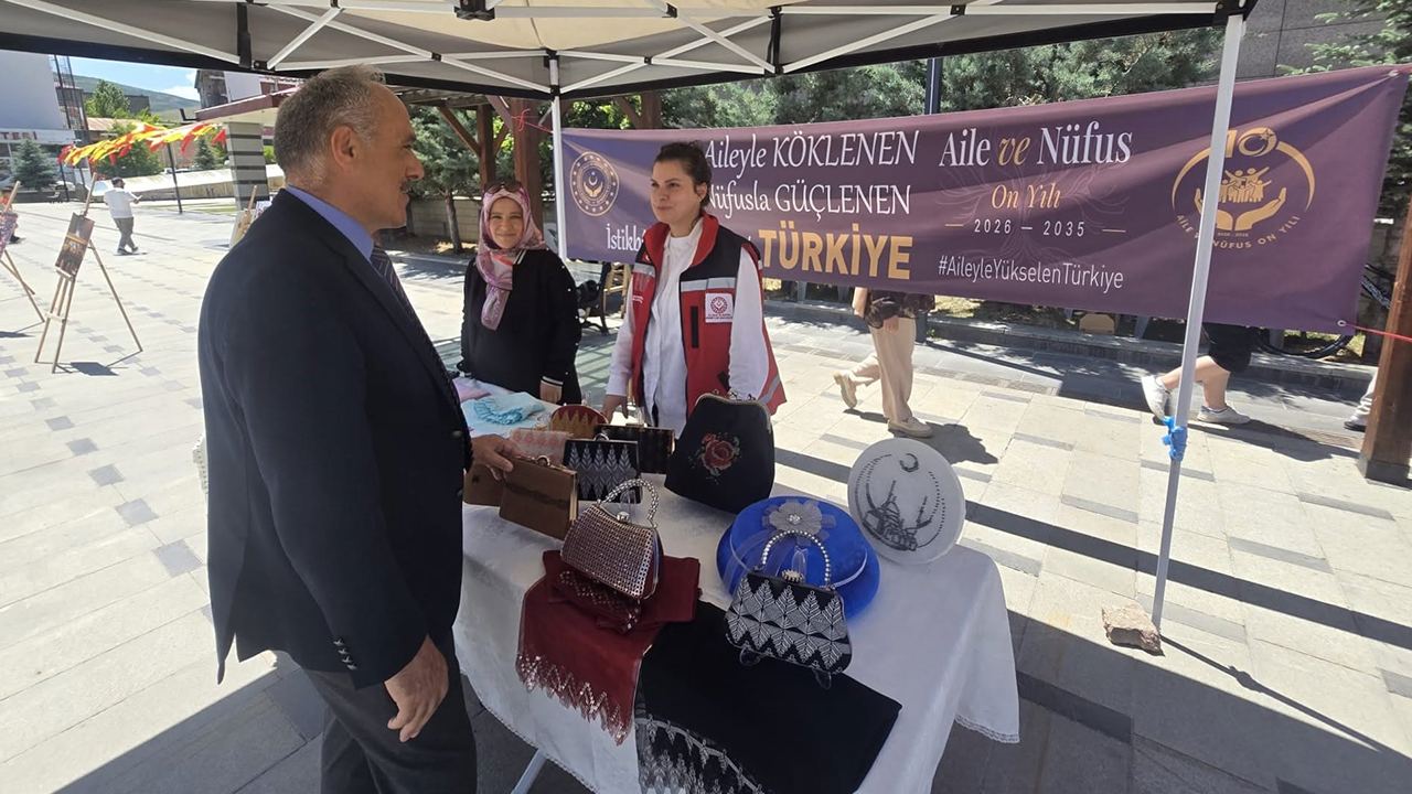 Bayburt’ta şehit ve gazi ailelerinin el emeği ürünleri sergilendi