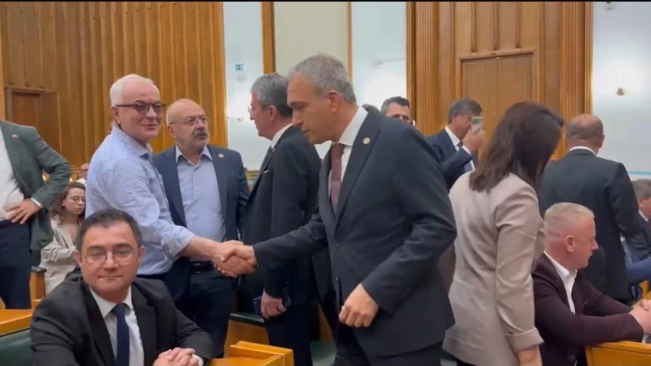Özgür Özel'e yakın vekiller CHP Grup Salonu'na girdi