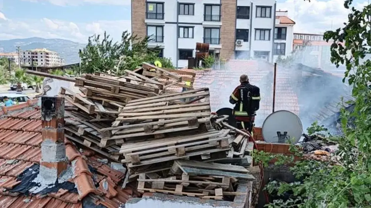 Yanan evde mahsur kalan vatandaşı itfaiye kurtardı