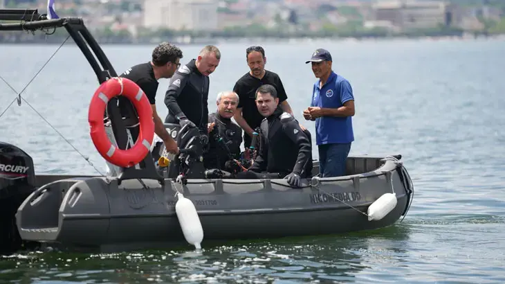 Bakan Kurum dip çamuru temizliği yapılan İzmit Körfezi’ne daldı: Deniz nefes almaya başladı