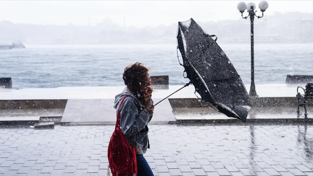 Meteoroloji 19 il için saat verdi: Bir yandan kuvvetli sağanak bir yandan fırtına vuracak