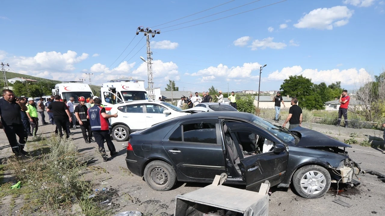 Kars'ta 3 araç çarpıştı: 5 yaralı