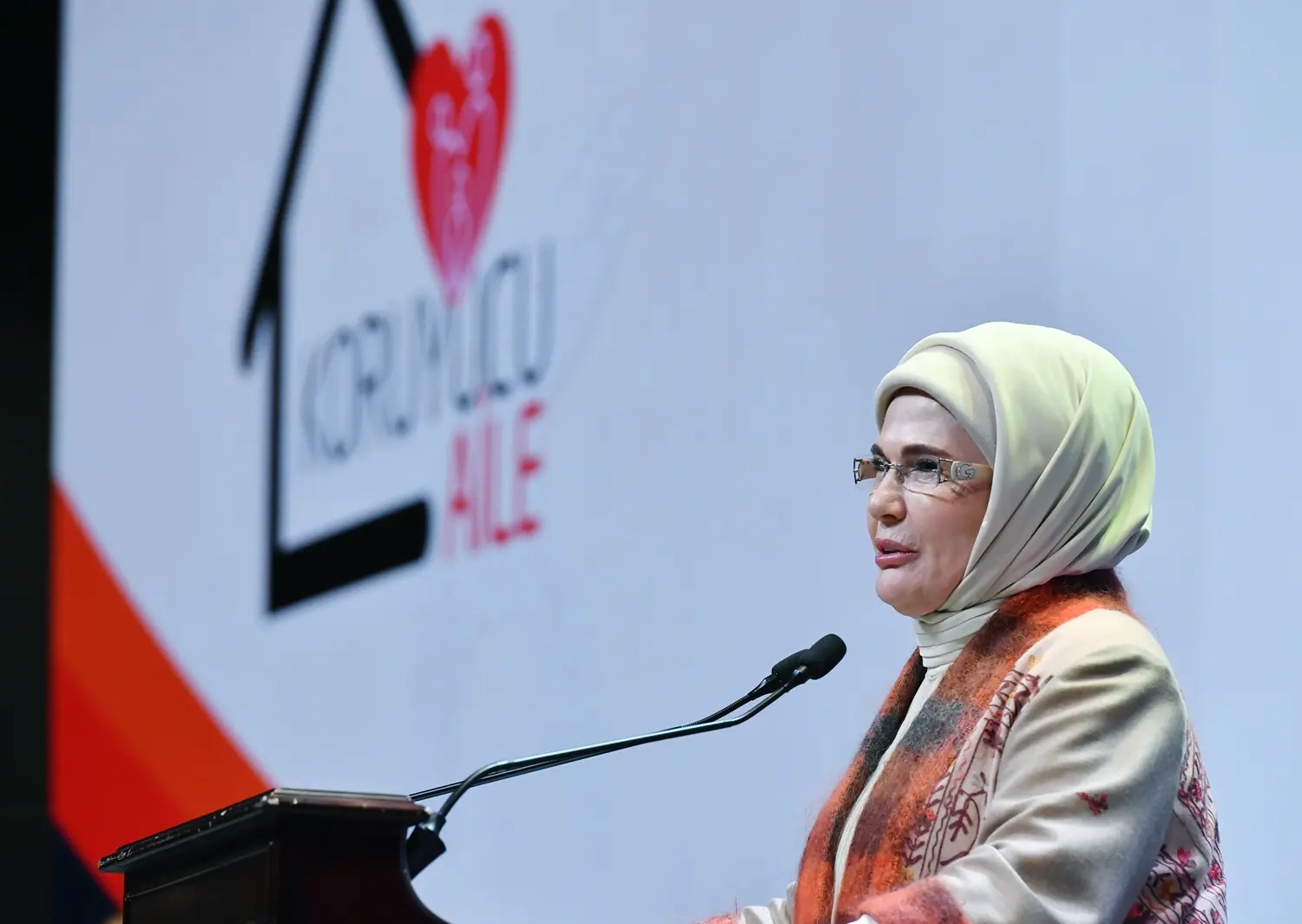 Emine Erdoğan'dan koruyucu aile mesajı: İnsanlık tüm çocuklarına sıcak bir yuva borçlu