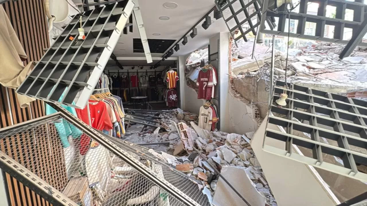 Güngören’de yıkım sırasında risk oluştu: 2 bina tahliye edildi