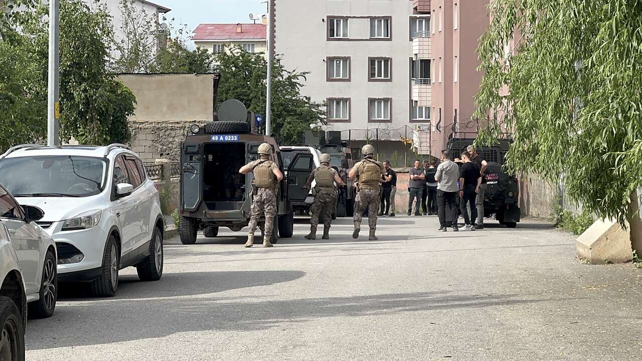 Muş'ta mahallede korku dolu saatler: Özel Harekat polisi operasyon başlattı