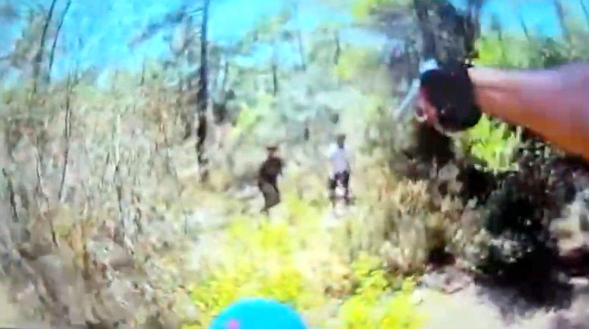 Çalıntı motosikleti su kanalına atıp kaçan şahıslar polisten kaçamadı