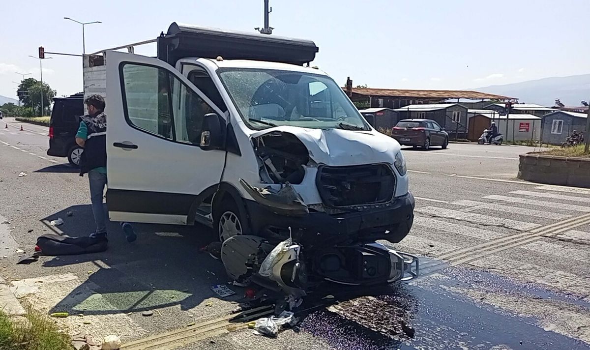 Kavşakta Kırmızı Işık İhlali Yapan Kamyonetle Çarpışan Motosikletin Sürücüsü ve Kardeşi Yaralandı