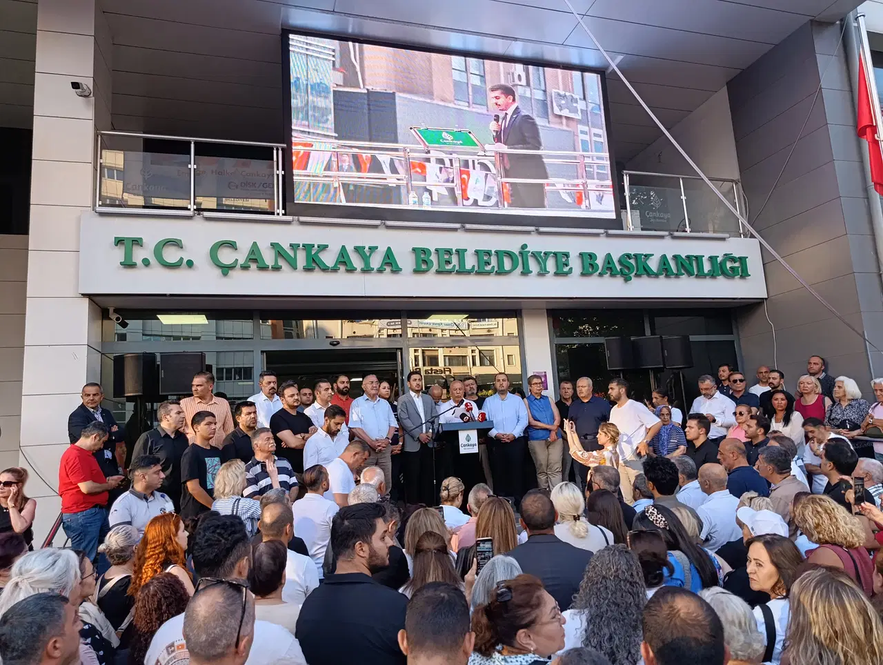 Yurttaşlar tutuklama sonrası belediye önünde toplandı: Güner'in suçu Yürünecekse yol Özgür Özel'le yürünür demesidir