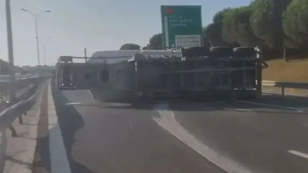 Büyükçekmece'de beton tankeri devrildi! TEM trafiğe kapatıldı