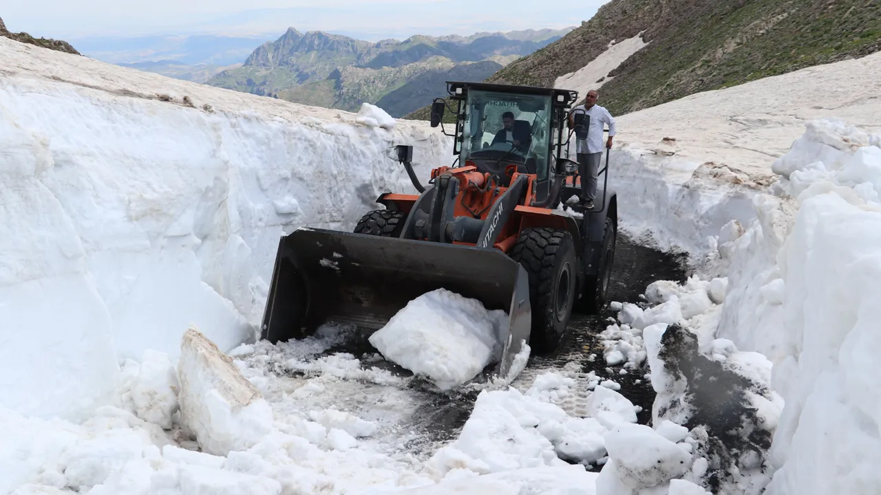 Haziranın ortasında 4 metre kar! Kışın yağ, yaz oldu hala erimedi