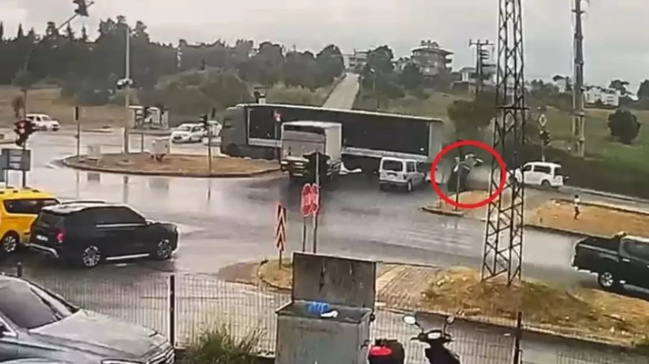 Tırın metrelerce sürüklediği otomobil böyle takla attı: Kaza anı kamerada