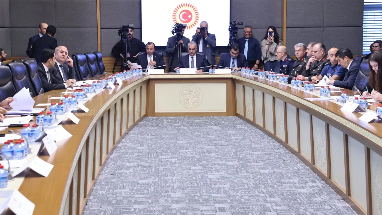 Uzman erbaş ve erlere kamu yolu! Komisyonda kabul edildi