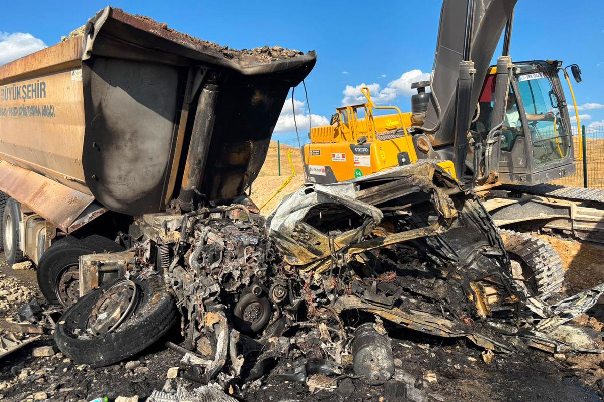 Freni bozulan ABB'ye ait hafriyat kamyonu iki kamyona çarptı, 2 işçi hayatını kaybetti