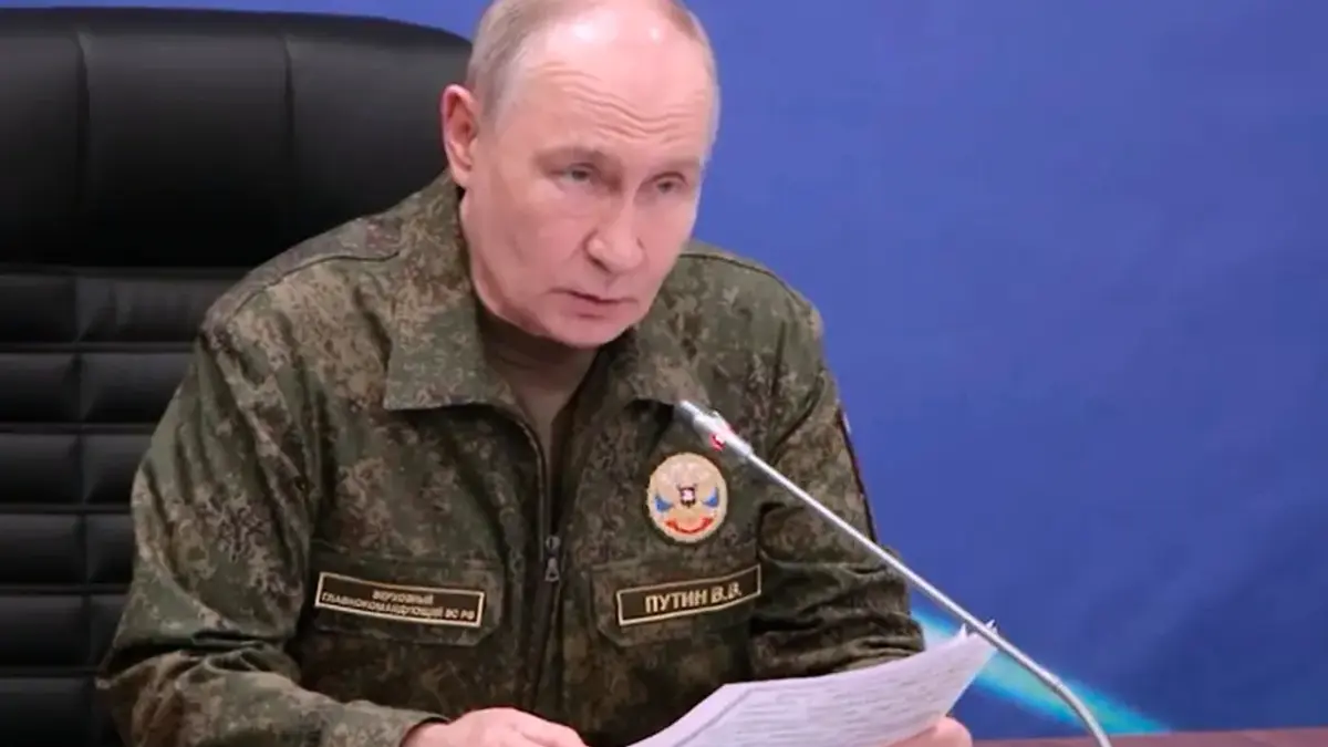 Askeri üniforma giyen Putin'den Batı'ya mesaj: "Ukrayna’da istediğimizi verin"
