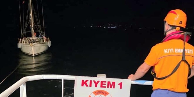 Bozcaada açıklarında arızalanan tekne kurtarıldı