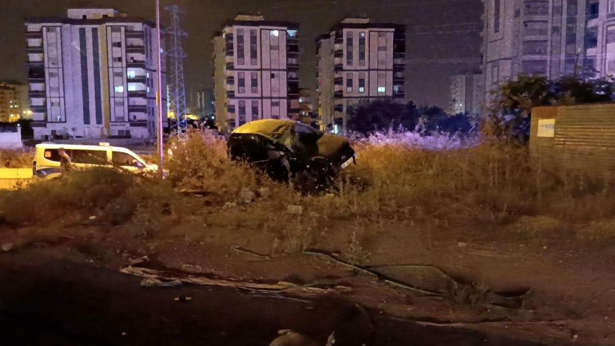 Adana'da takla atan otomobildeki 2 kişi yaralandı