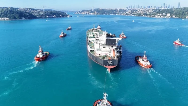 Hasar gören tanker boğazdan geçirildi