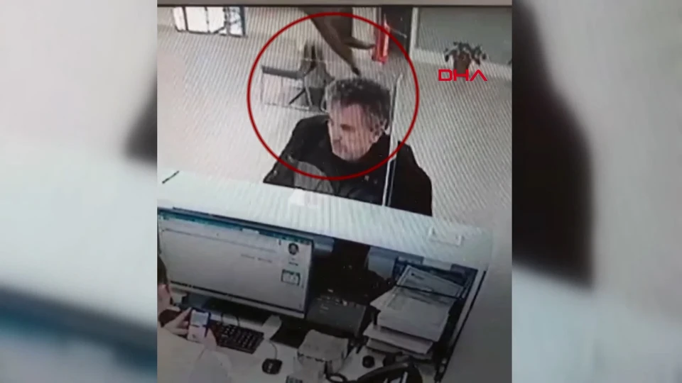 Bolu’da Banka Veznesinde İşlem Yaparken Başına Kedi Düştü