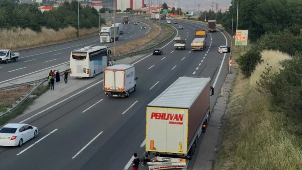 TEM Otoyolu'nda 3 araç birbirine girdi