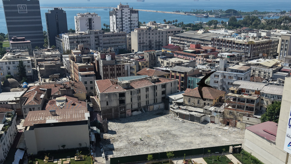 Mersin'in Zafer Çarşısı'nda ruhsatsız yapılar yıkılıyor