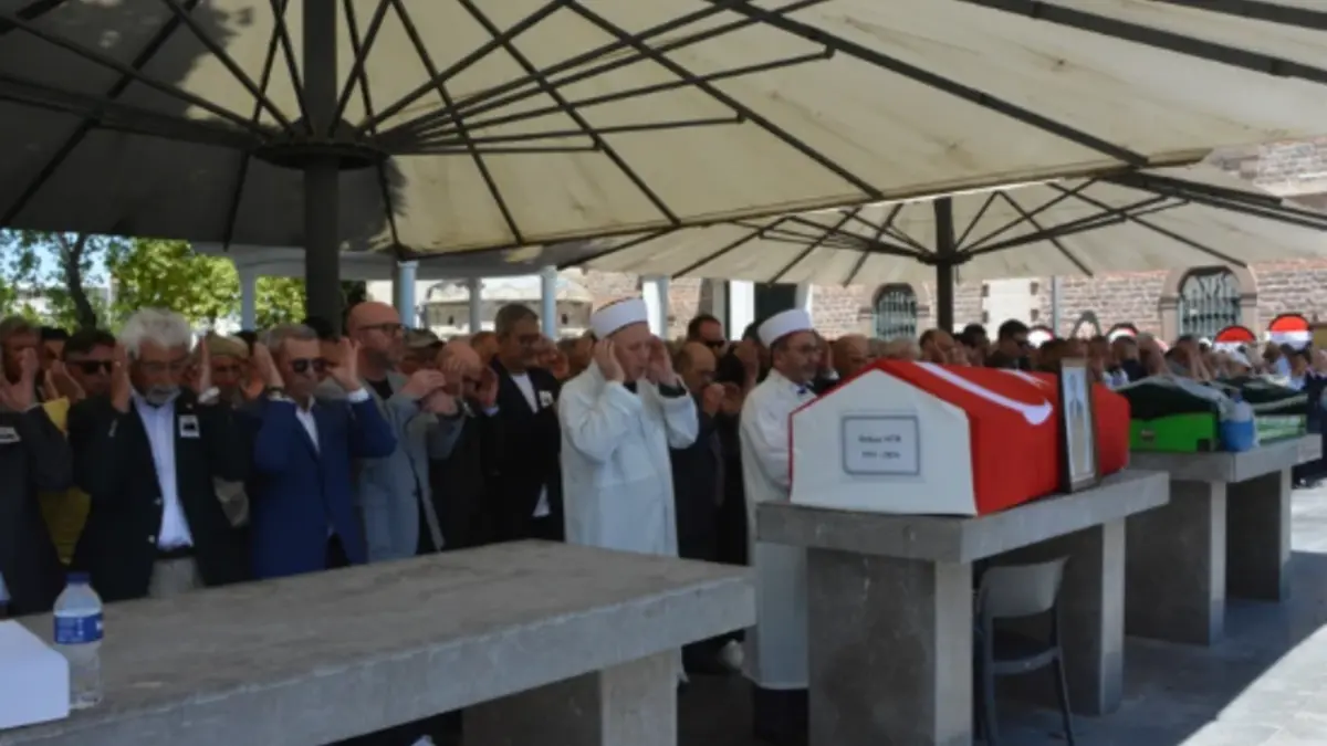 Cenazeye damga vuran görüntü! Tek parti, iki genel başkan...