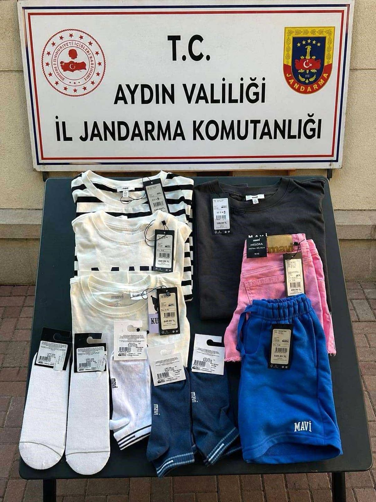 AVM'deki mağazadan kıyafet çalan kadın jandarmaya takıldı