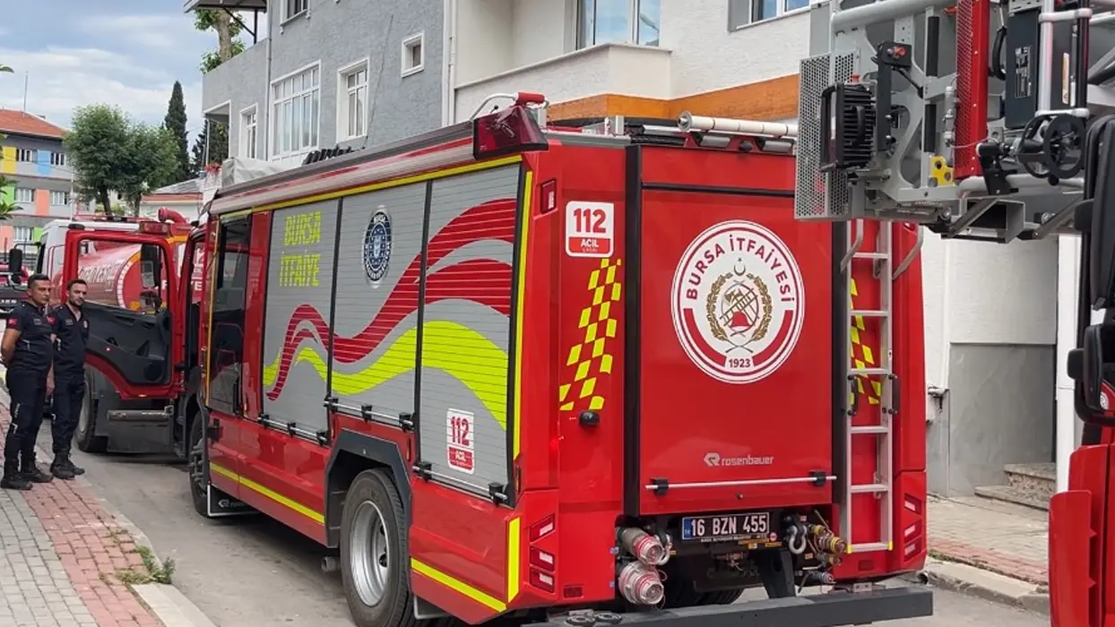 Bursa'da korkutan yangın! Mağaza alevlere teslim oldu