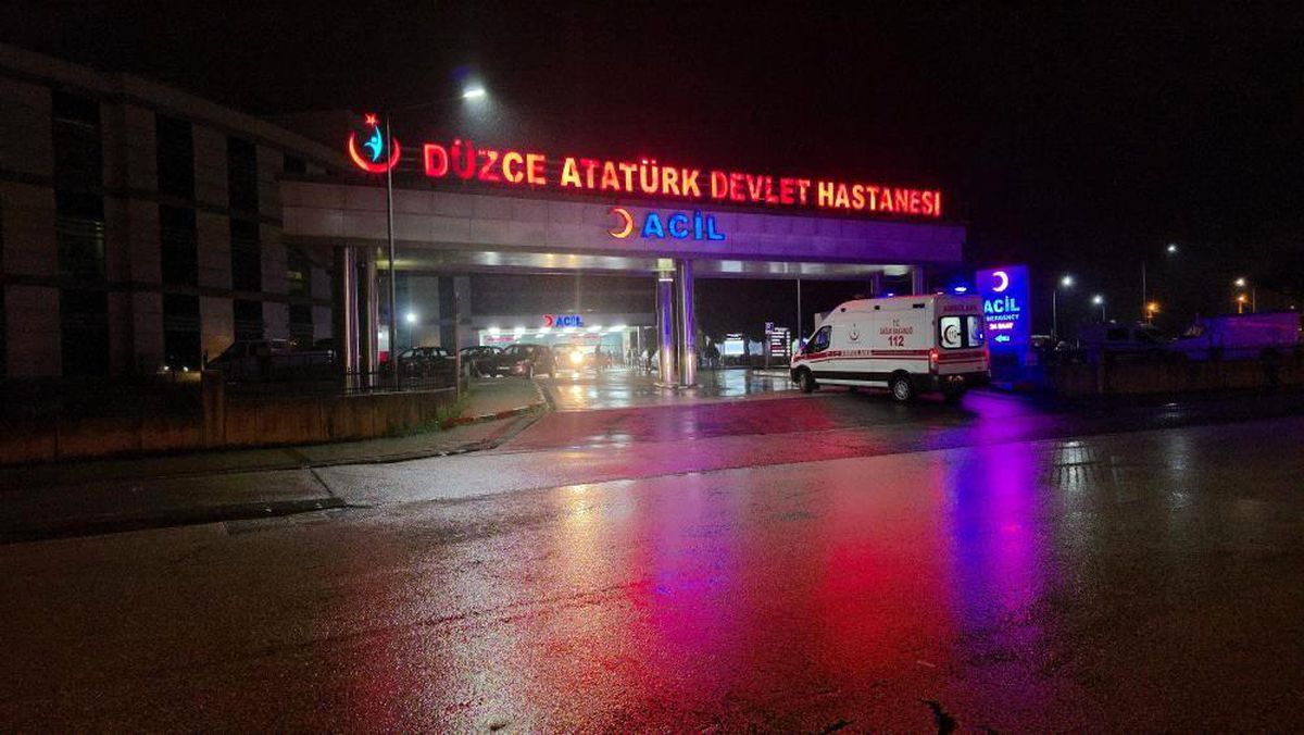 Düzce'de tarım aracı devrildi: 3 yaralı