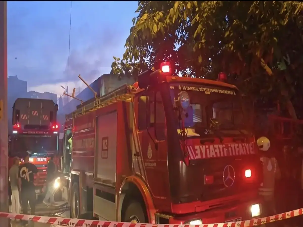 Ataşehir'de mobilya imalathanesi yandı: İtfaiye güçlükle söndürdü