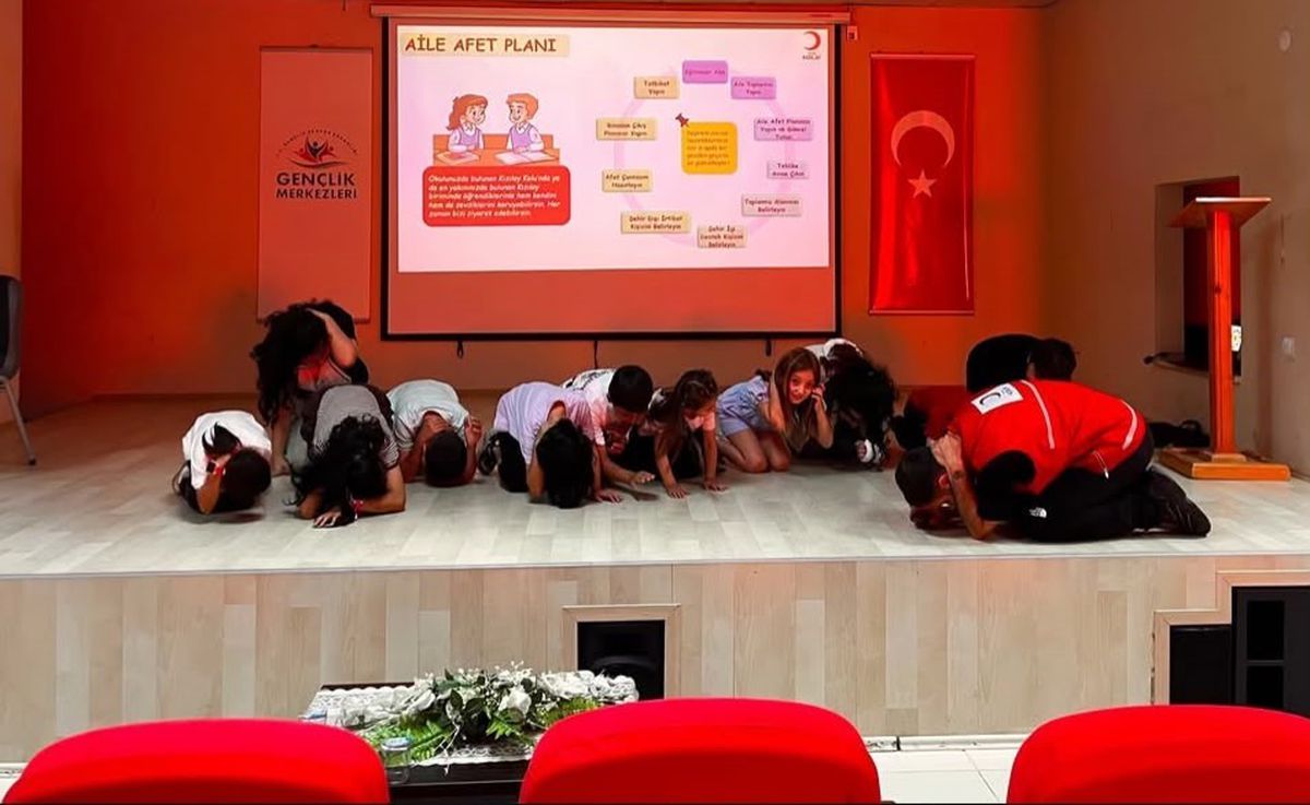 Kızılay’dan yaz kursu öğrencilerine afet bilinci eğitimi